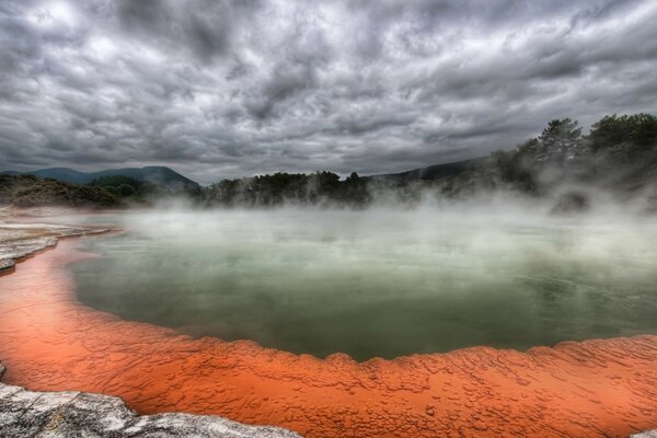 Brouillard au-dessus de la surface de l eau. Ciel couvert