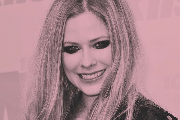 Avril Lavigne schaut in den Rahmen