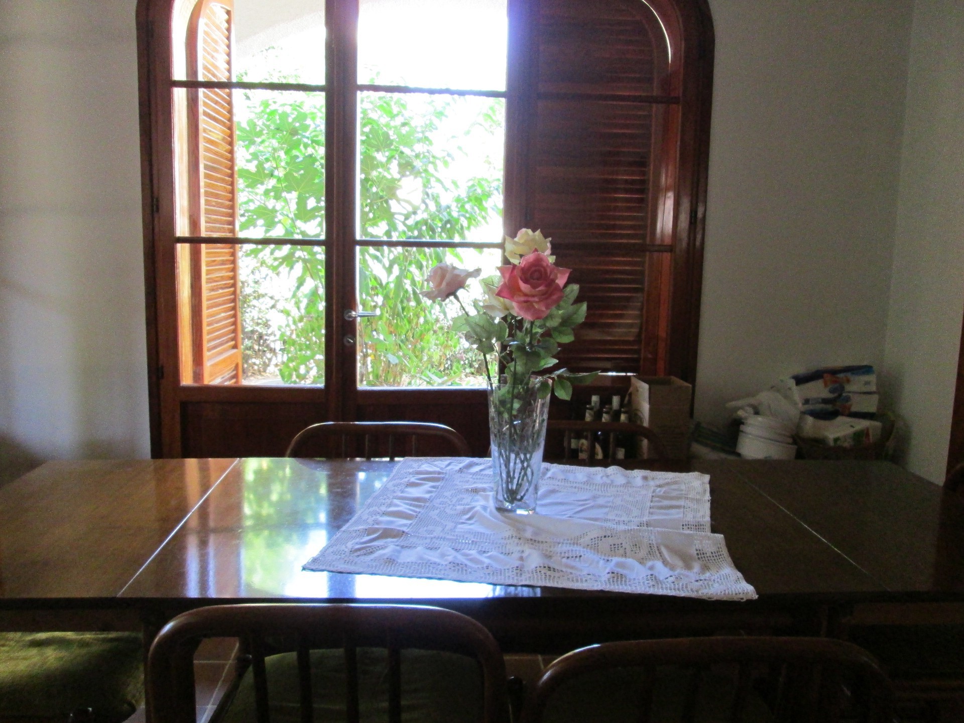 innenausstattung möbel zimmer tisch fenster drinnen stuhl platz innenarchitektur zuhause haus geschirr esszimmer lampe blumenarrangement ort boden holz hotel