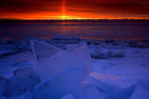 Eisschutt bei einem glühenden Sonnenuntergang des Tages