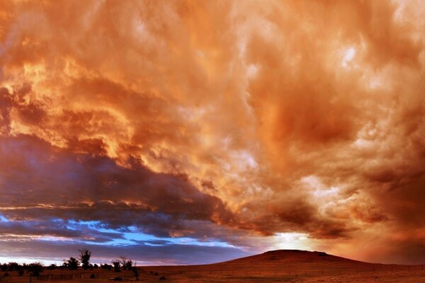 Ciel orange dans les nuages et les clubs