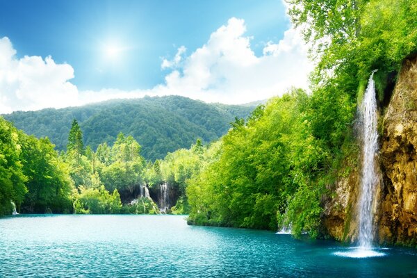 Verano, cascada, río. Hermosa vista