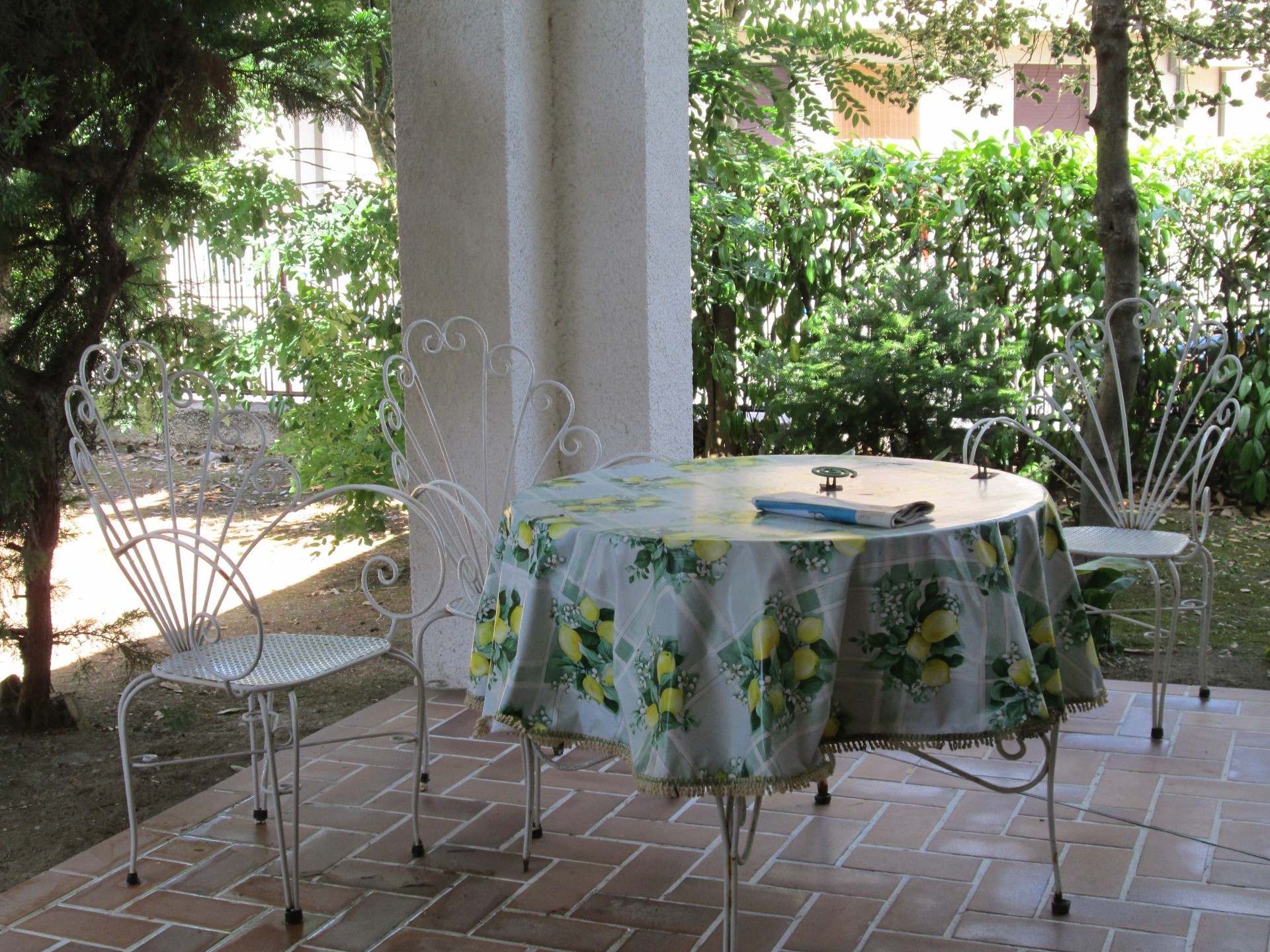 terrasse chaise siège table patio meubles jardin maison luxe famille banc fenêtre hôtel bois moderne intérieur arrière-cour chambre fleur été