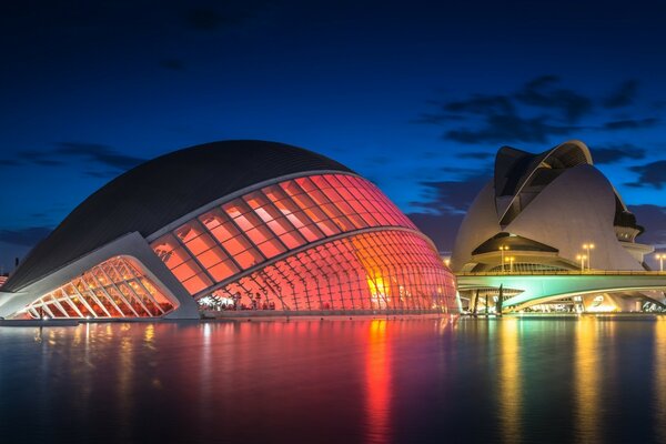 Lugar famoso y arquitectura en la ciudad de la noche