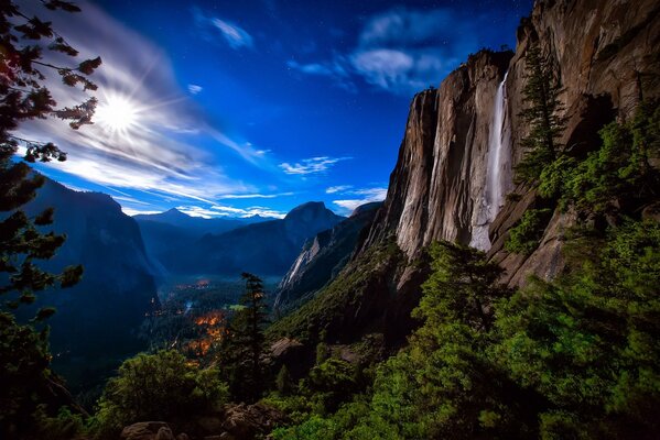 Paisaje de montaña con vistas al pueblo