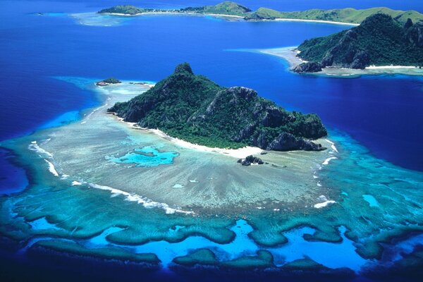 Eine wunderschöne Insel. Blaues Meer