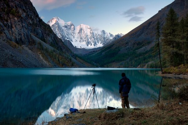 El operador está filmando en la orilla del lago