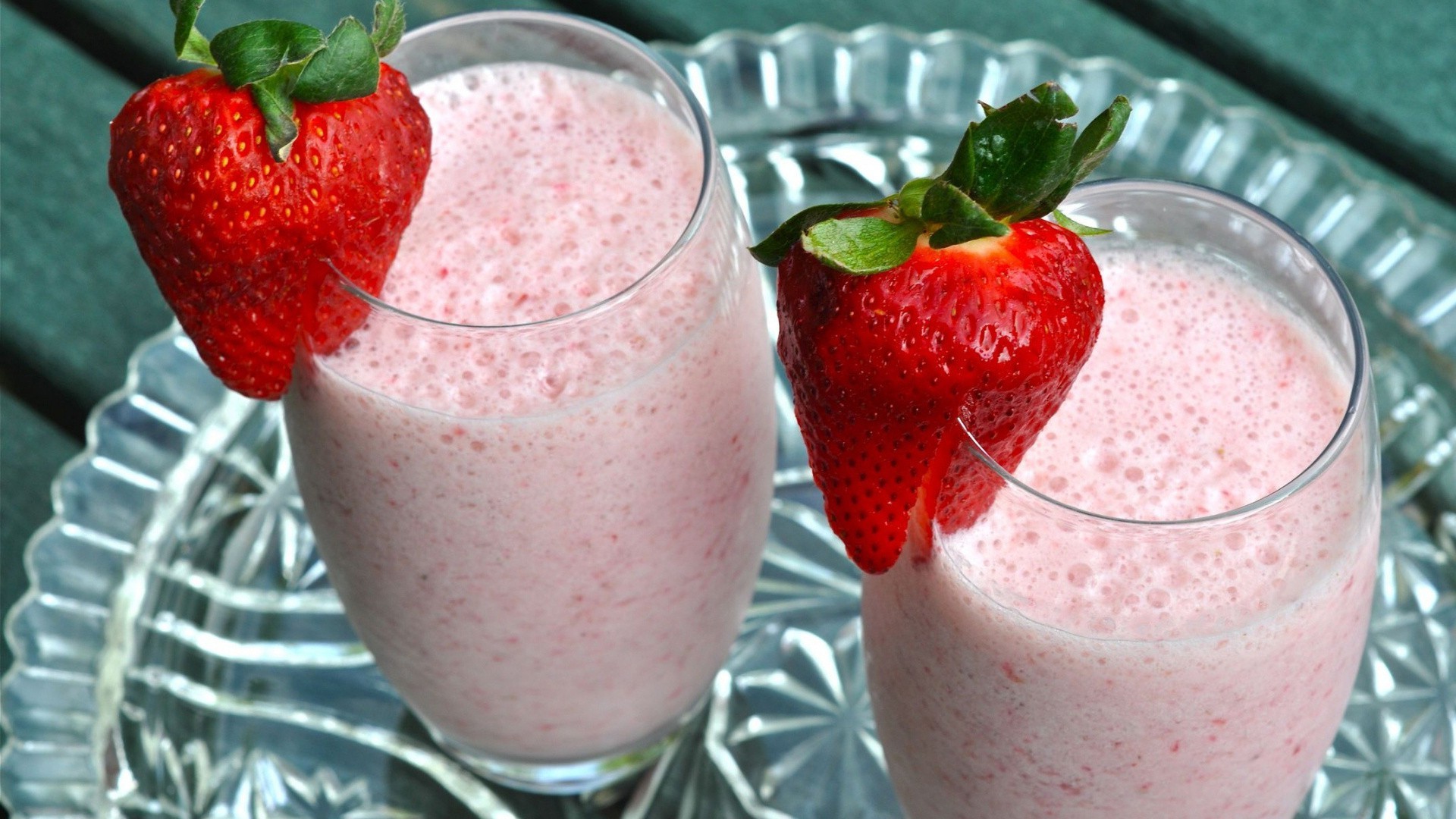 boissons yaourt lait fraise secouer baie smoothie fruits milkshake doux crème crémeuse verre boire produits laitiers délicieux produits laitiers jus froid alimentaire