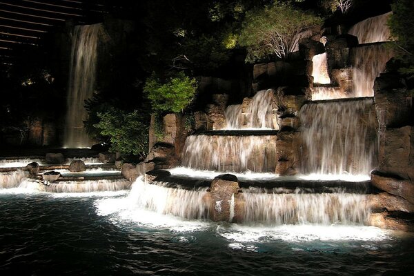 Hermosa gran cascada techek en el río