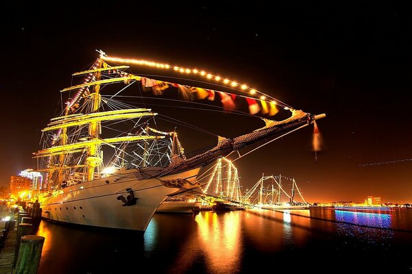 Yacht am Abend mit Lichtern beleuchtet