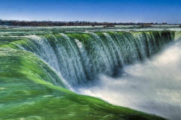 Fiume con una tonalità verde e con una cascata