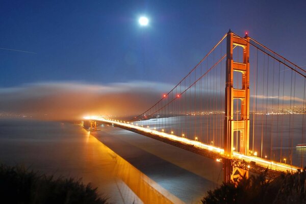 Puente al atardecer. Reflejo en el río nocturno