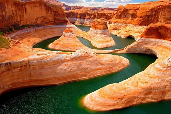 Green waves in red sands