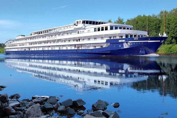 Le paquebot de croisière se déplace sur le canal