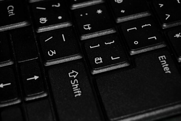 لوحة مفاتيح الكمبيوتر باللون الأسود