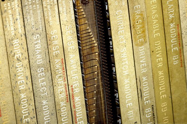 Sammlung von Schriften zur Literatur im goldenen Einband