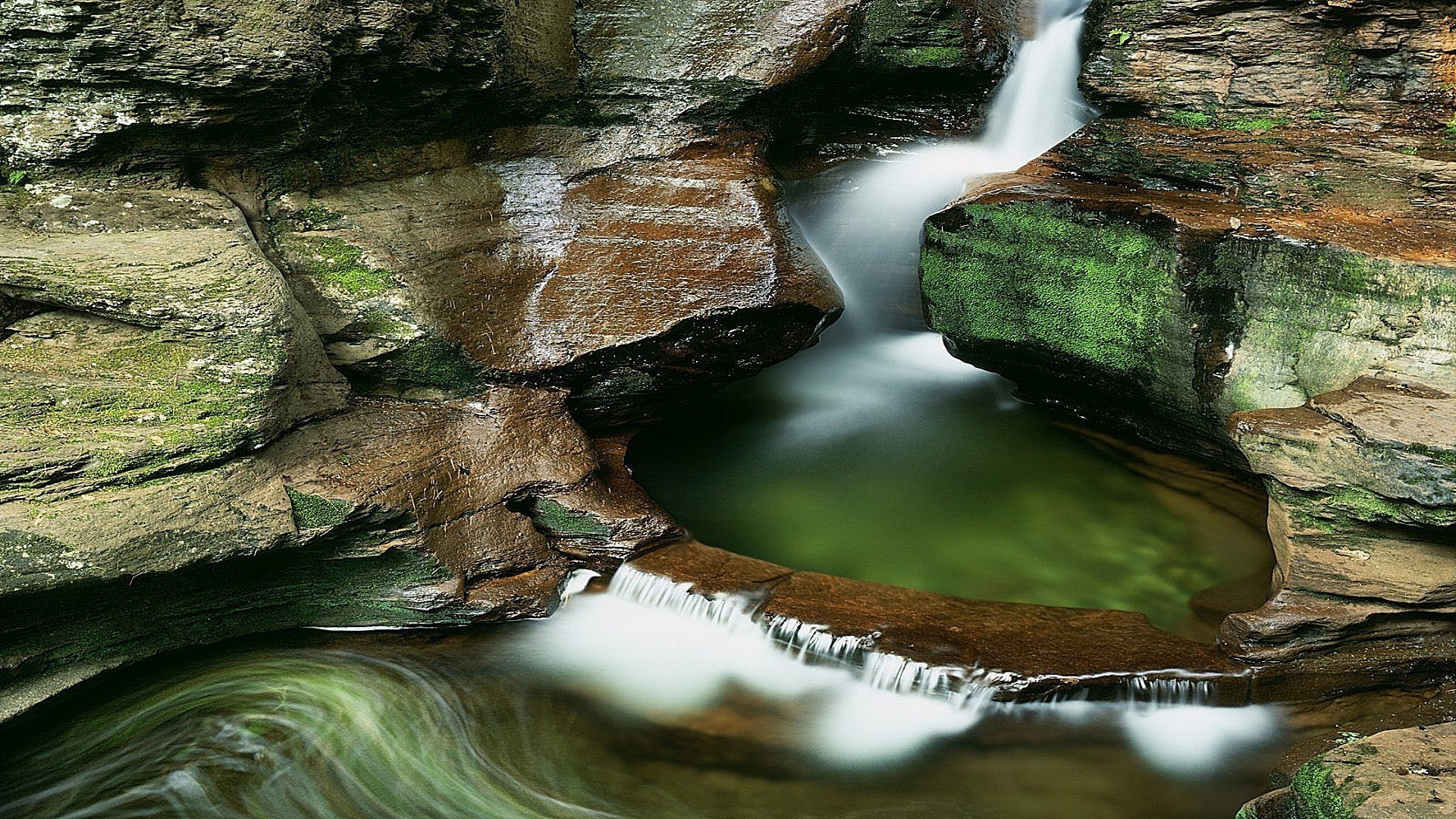 cascades eau cascade rivière flux nature rock à l extérieur flux voyage ruisseau paysage cascade mousse bois parc automne humide flou mouvement