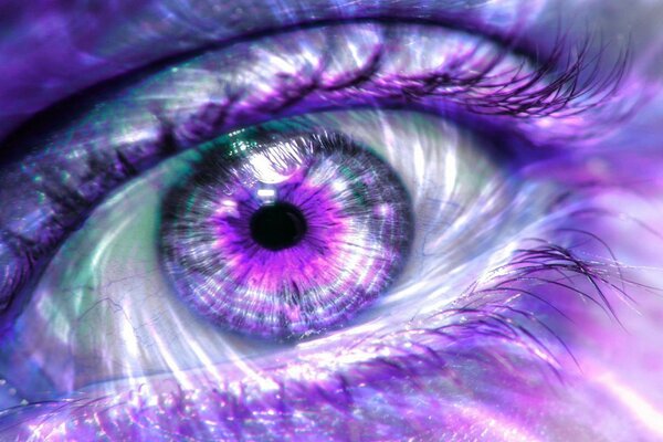 Schönes Auge mit einem violetten Überlauf