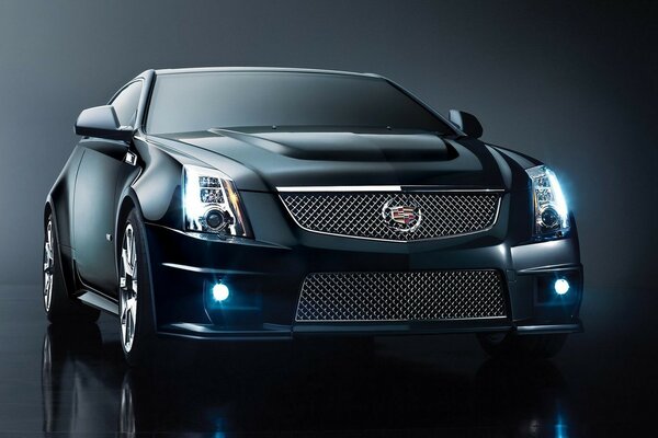 Cadillac blu scuro sul pavimento dello specchio