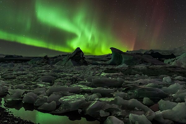 Fenómenos naturales de tsaeta verde en el cielo