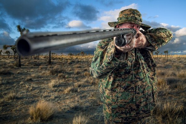 Chasseur avec un énorme fusil sur saffari