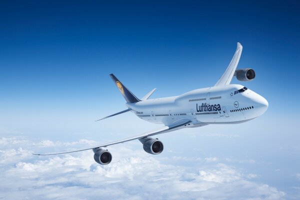 Ein großes Flugzeug am Himmel macht einen Glauben