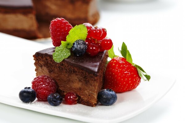 Süßer Kuchen zusätzlich mit Beeren