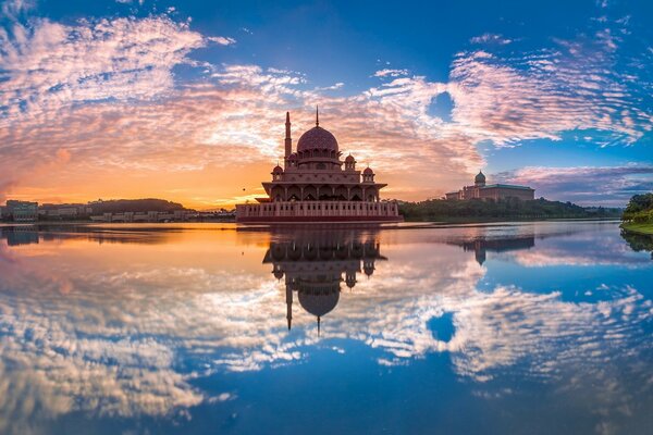 Putrajaya, Malezya nın yeni idari merkezidir