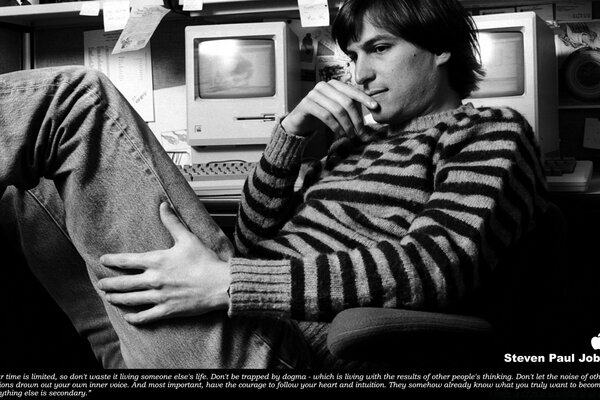 Photo en noir et blanc. Geek sur les Ordinateurs