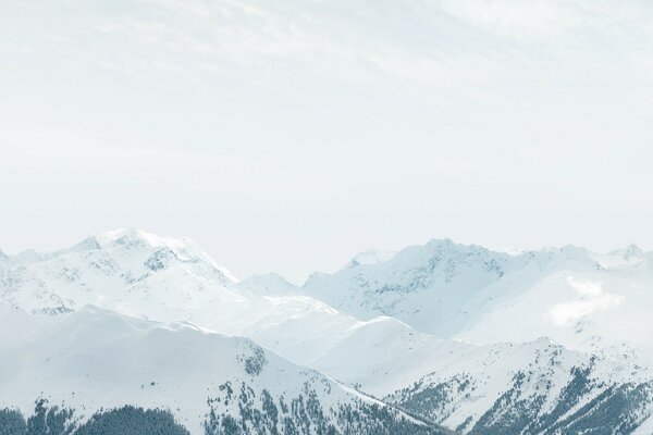 Die Gipfel der schneebedeckten Berge durch die Augen eines Alpenisten