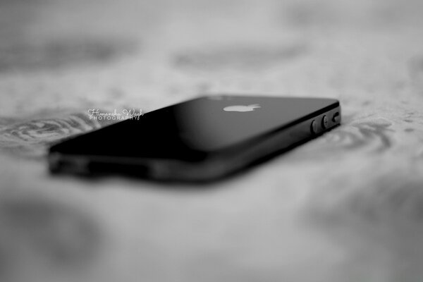 Чорний телефон на сірому тлі