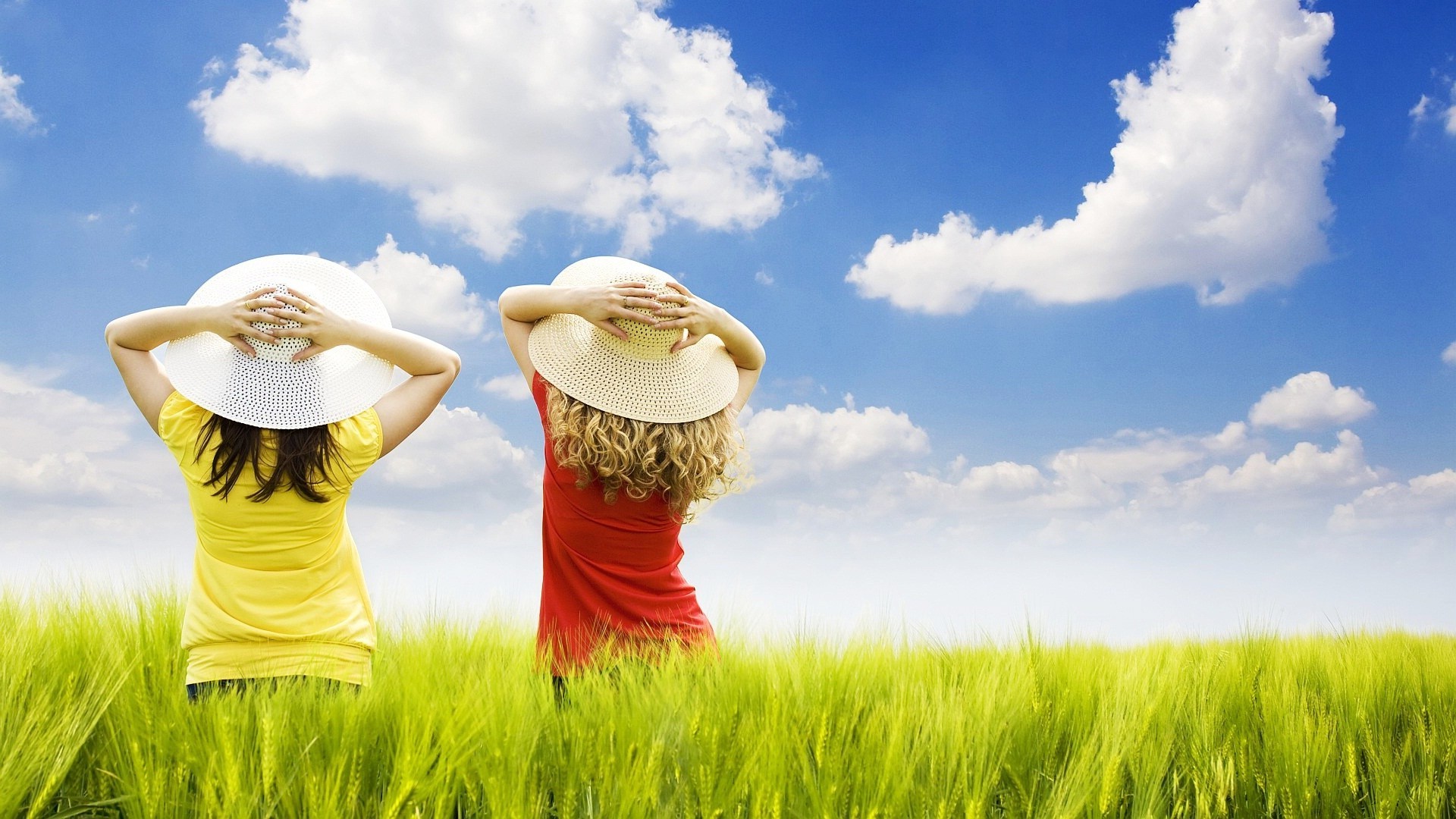 otras chicas hierba campo naturaleza verano cielo al aire libre trigo heno pasto libertad cereales campo amor mujer rural