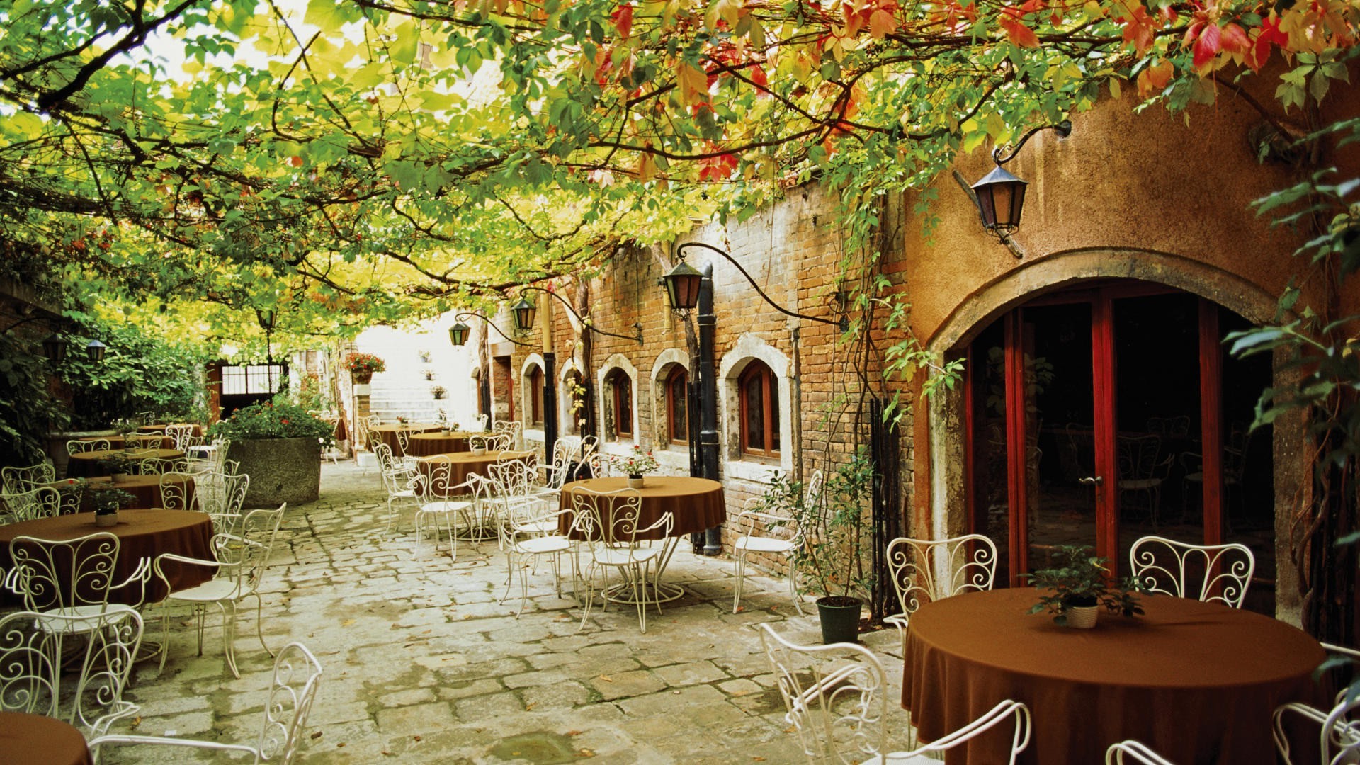 stadt und architektur haus ort architektur tisch möbel reisen terrasse fenster holz stuhl haus familie im freien tourismus