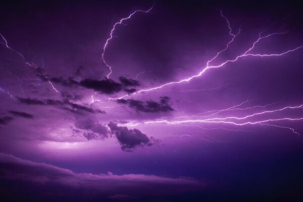 Céu de tempestade roxo com relâmpago