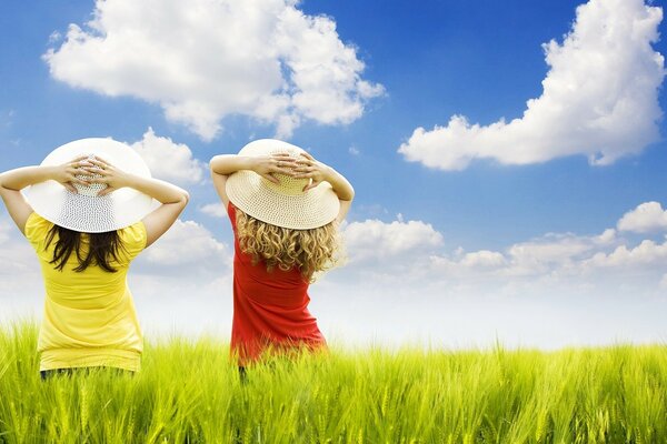 Duas meninas na grama verde