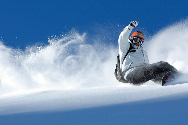 Snowboarder auf der Abfahrt vom Berg. Winterwettbewerbe