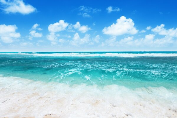 Nuages dans le ciel bleu et les vagues turquoises