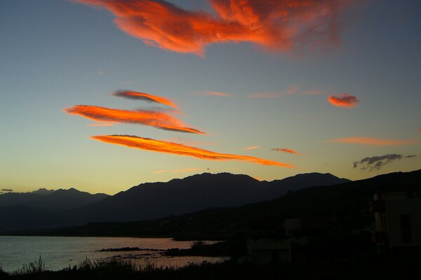 Lago en el sol Poniente