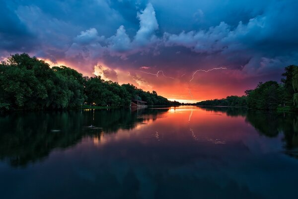 Nuvens escuras de tempestade ao pôr do sol