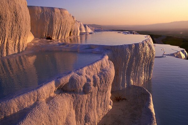 Beau paysage de montagne avec coucher de soleil