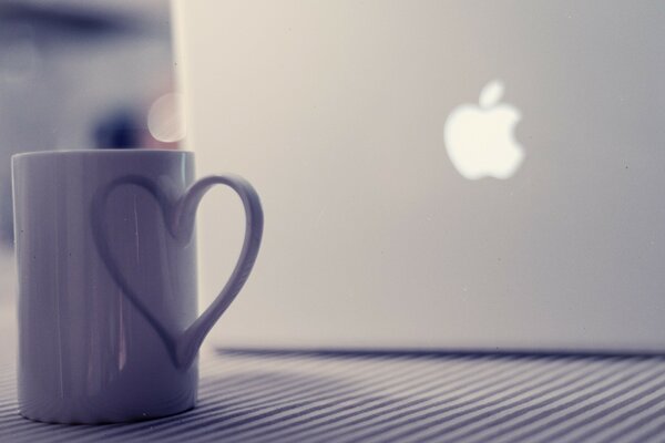 Taza púrpura pluma sombra corazón y MacBook