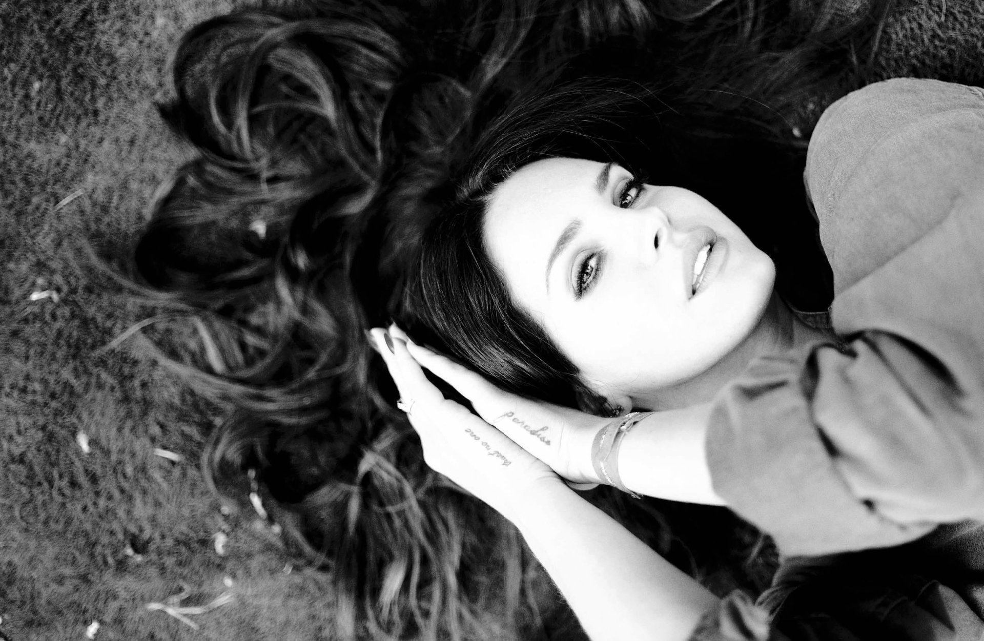 лана дель рей элизабет woolridge грант элизабет вулридж грант девушка певица лицо волосы руки черно-белое