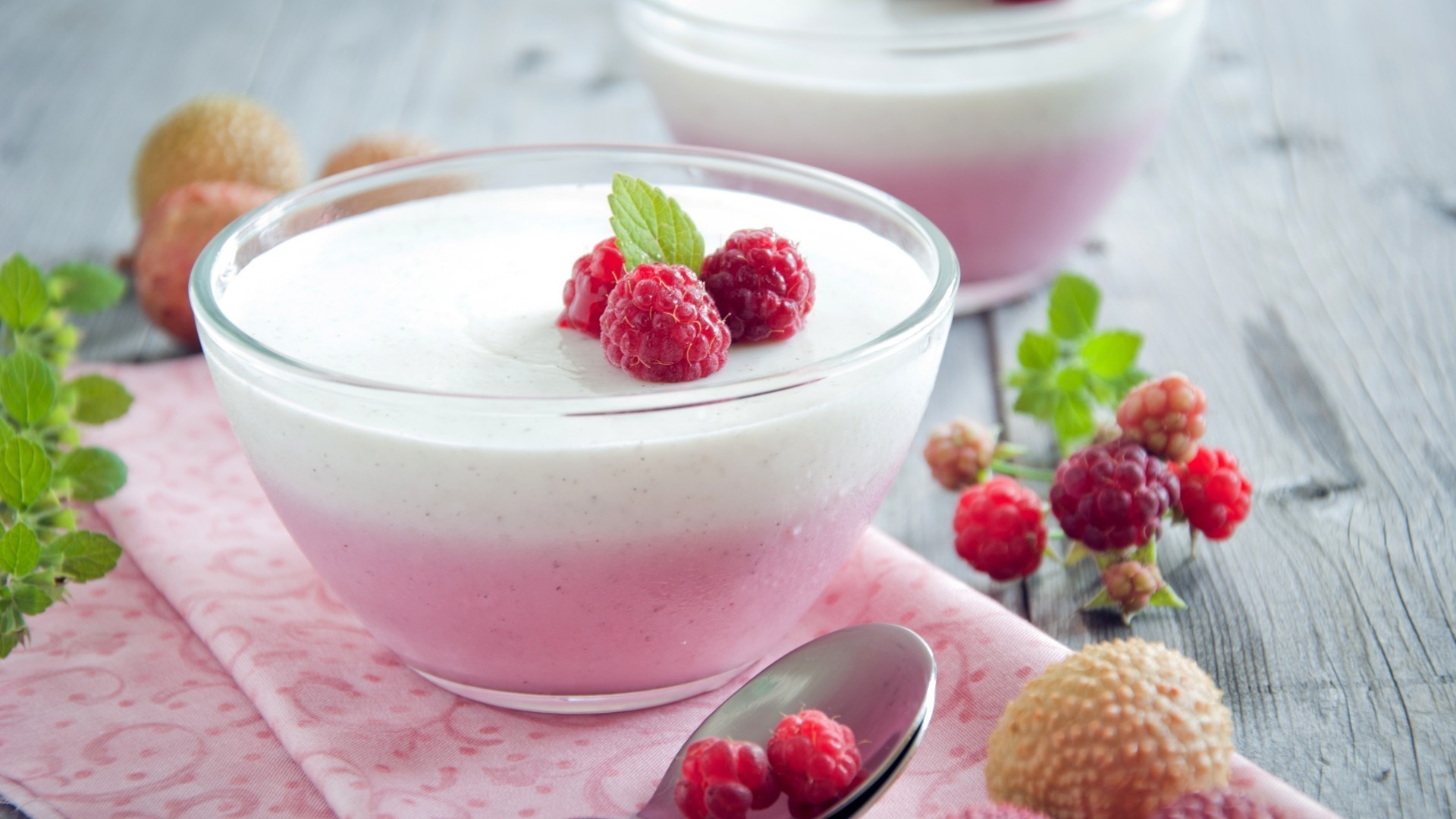 aliments et boissons doux crème baie yaourt fruits lait fraise délicieux alimentaire laitier crémeux petit déjeuner framboise menthe bol pudding rafraîchissement en bonne santé produits laitiers