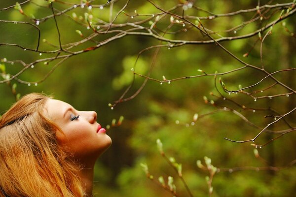 Chica inhala el aroma de la naturaleza