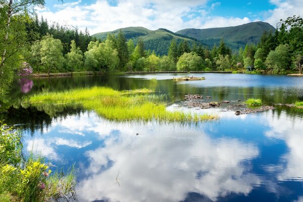 Un lago accogliente in cui le nuvole si riflettono