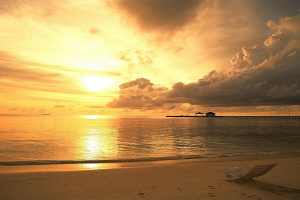 Hermosa puesta de sol brillante en la playa de la tarde