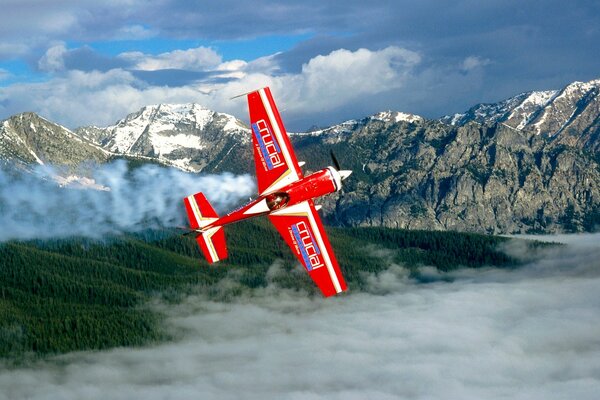 Avión rojo se despliega en el aire