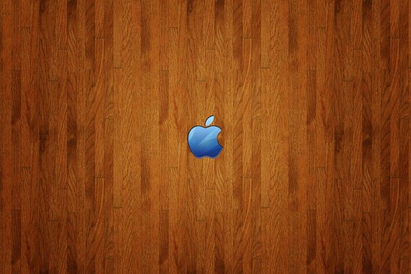 एक वुडी पृष्ठभूमि पर एक नीला सेब
