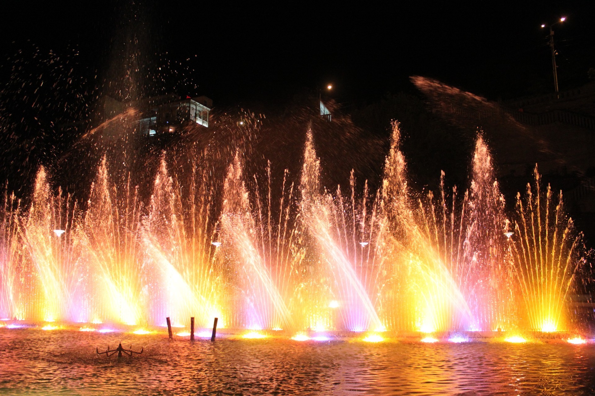 fontaines flamme festival feux d artifice lumière fumée énergie soirée explosion chaud paysage