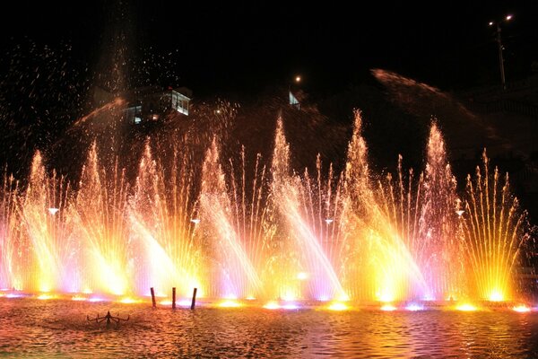 Hermoso Festival con fantanas y fuegos artificiales